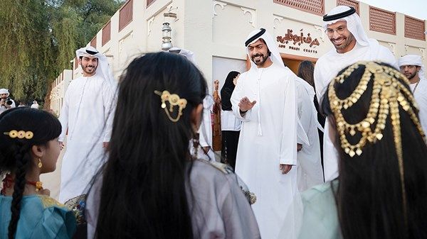 خليفة بن طحنون يزور مهرجان الحرف والصناعات التقليدية
