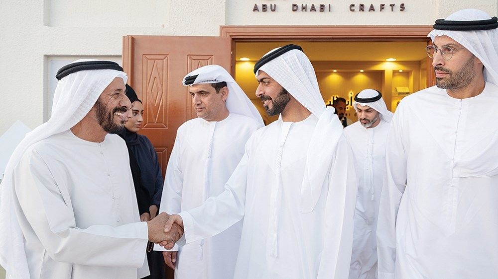 خليفة بن طحنون يزور مهرجان الحرف والصناعات التقليدية