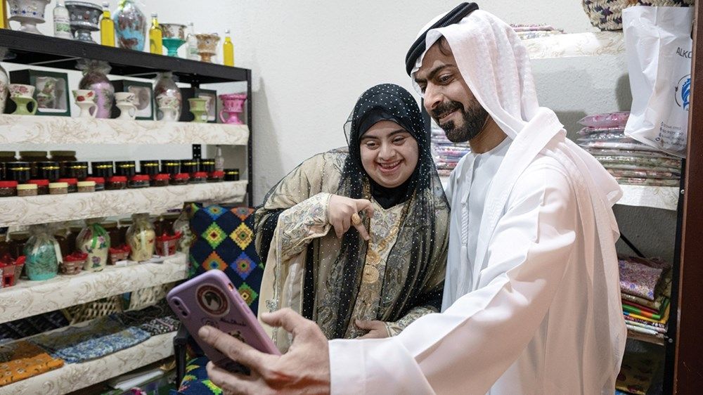 خليفة بن طحنون يزور مهرجان الحرف والصناعات التقليدية