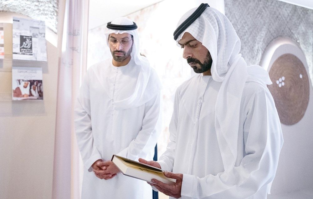 خليفة بن طحنون يزور مهرجان الحرف والصناعات التقليدية