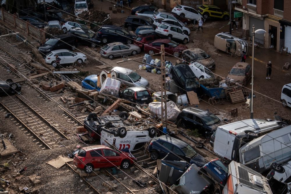 بعد الفيضانات المدمرة.. إسبانيا ترسل 10 آلاف جندي إلى فالنسيا