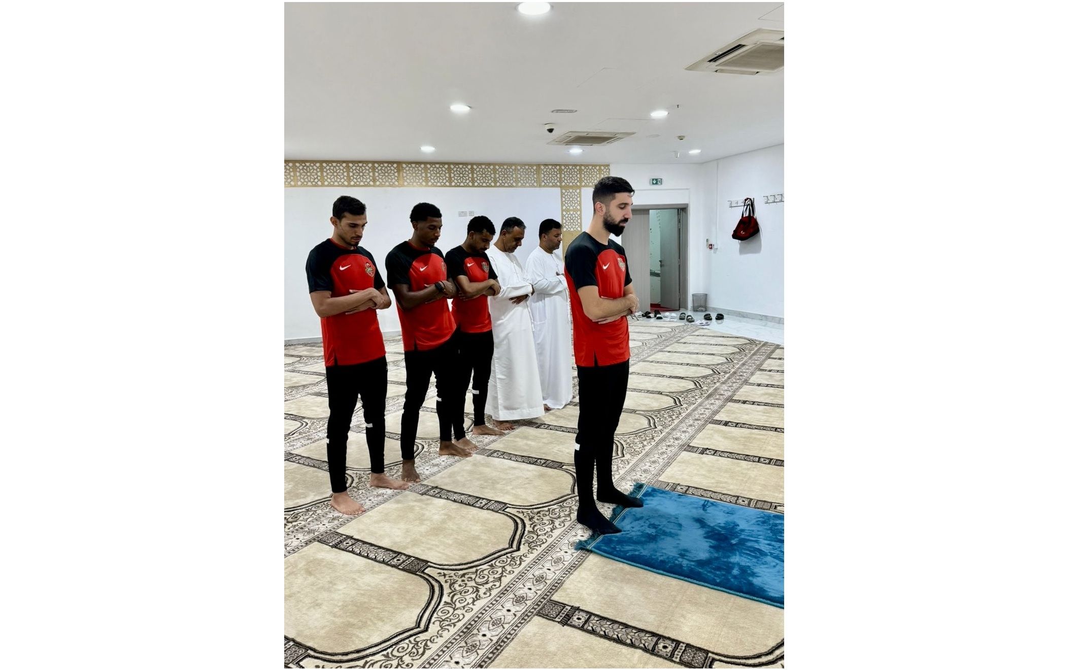 الامارات | مؤنس دبور يؤم لاعبي شباب الأهلي في صلاة جماعة