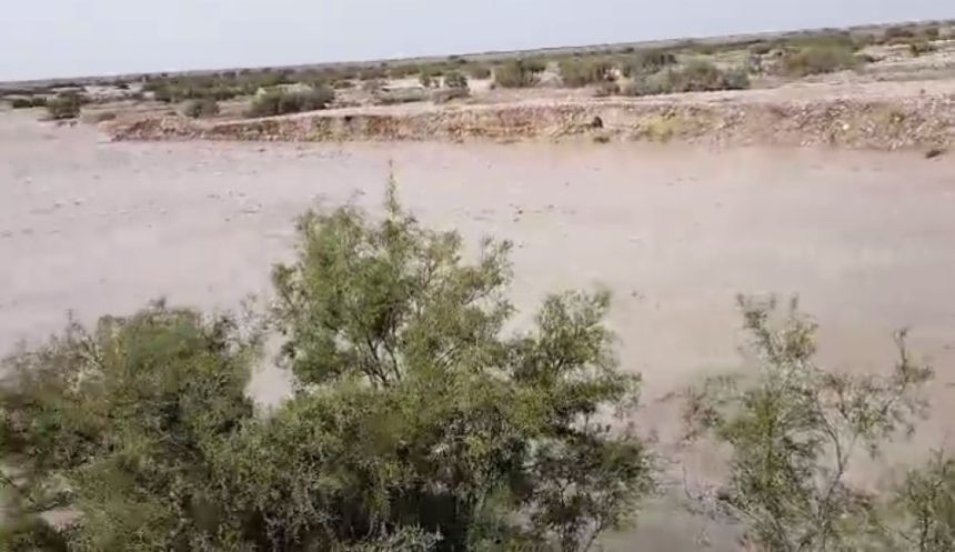 صور.. سيول ضخمة تضرب طريقًا حيويًا داخل العراق
