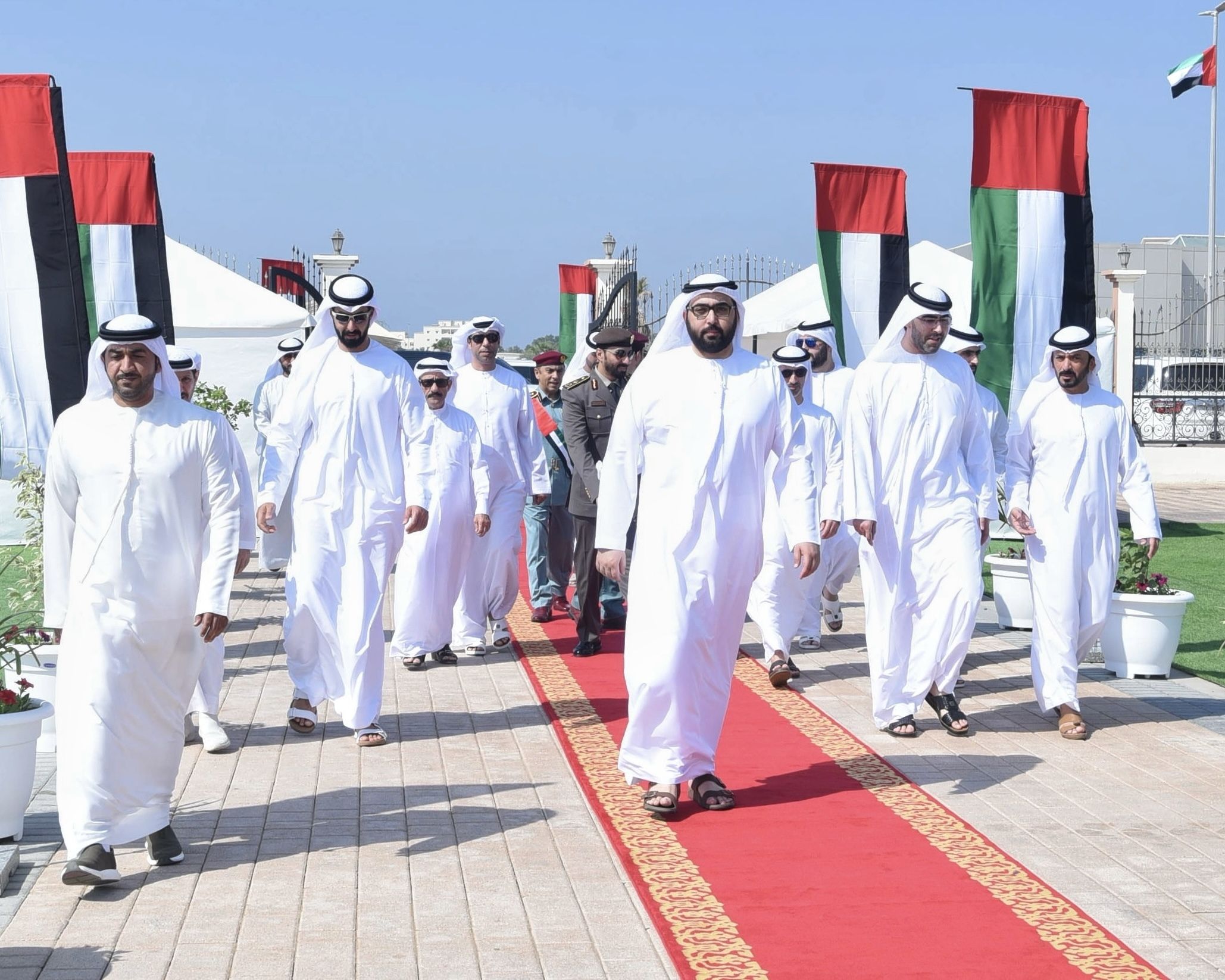 الامارات | ولي عهد أم القيوين يرفع علم الدولة في حديقة الخور