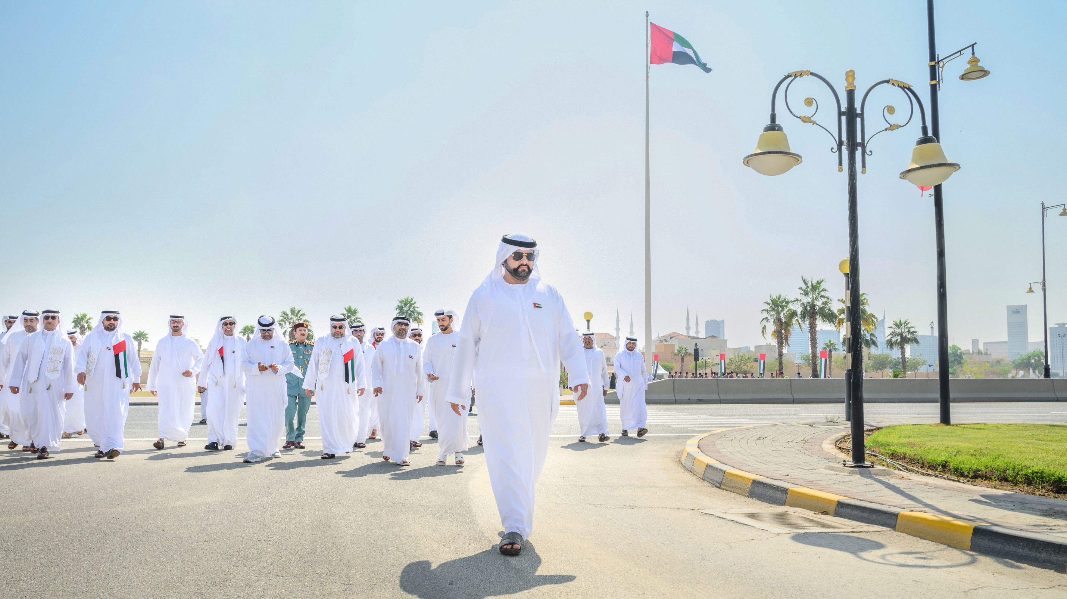 الامارات | محمد الشرقي يرفع علم الإمارات في ساحة قصر الرميلة بالفجيرة