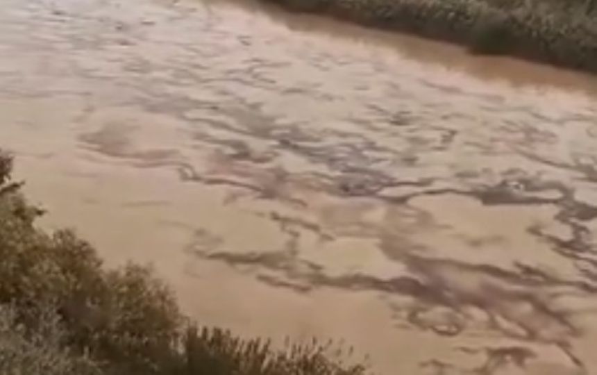 العراق يعلن إيقاف مشروعات مائية بعد رصد بقع زيتية في نهر دجلة