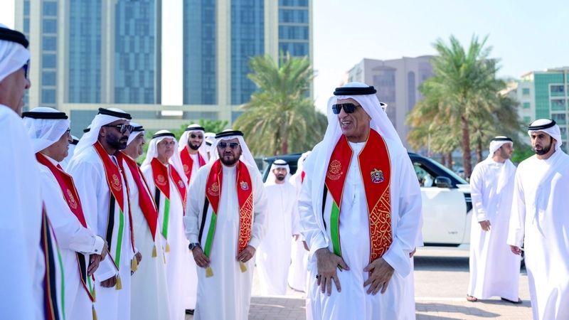 الامارات | سعود بن صقر القاسمي يرفع العَلَم في كورنيش القواسم برأس الخيمة