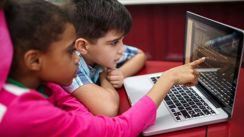 الامارات | مواقع مشبوهة تتصيّد أطفالاً بجوائز وهدايا وهمية