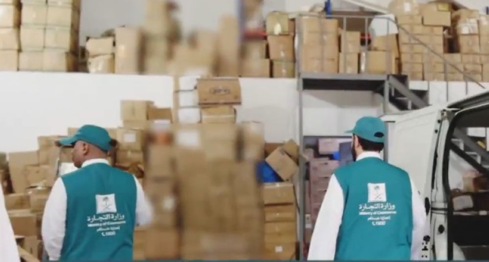 "التجارة" تضبط مستودعًا لغش العطور.. وتصادر 500 ألف عبوة مجهولة المصدر