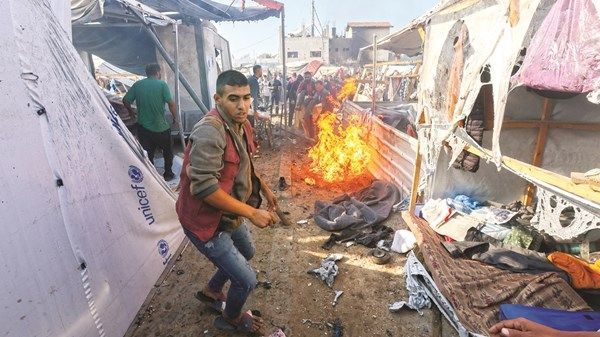 14 قتيلاً فلسطينياً بغارتين إسرائيليتين على مدرسة وخيام نازحين في غزة
