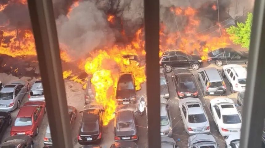 لبنان: حالات اختناق وتضرر عشرات السيارات جراء حريق هائل في بيروت