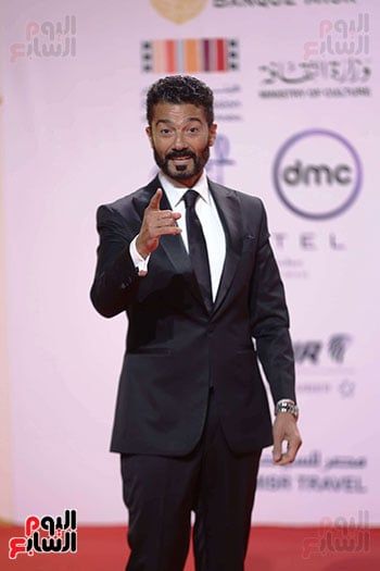 طه دسوقى بالشال الفلسطينى فى افتتاح مهرجان القاهرة السينمائى