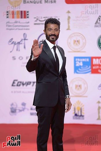 طه دسوقى بالشال الفلسطينى فى افتتاح مهرجان القاهرة السينمائى
