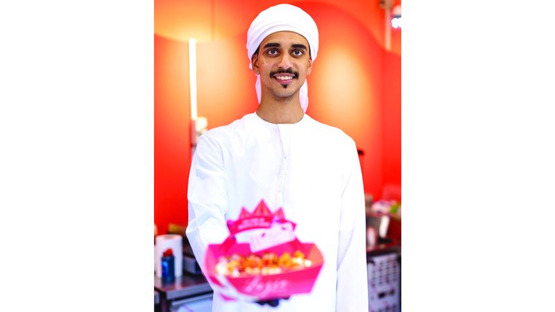 الامارات | بالابتسامة والزي الوطني.. خالد النقبي يقدّم نكهات الإمارات للعالم
