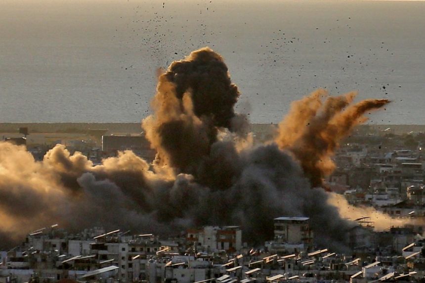 بينهم أطفال.. مقتل وإصابة 17 شخصًا في غارة على لبنان