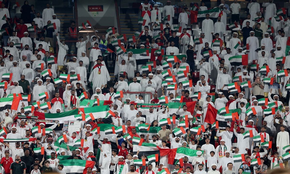 الامارات | كيف توقع جمهور الإمارات مباراة قطر في تصفيات كأس العالم (فيديو)