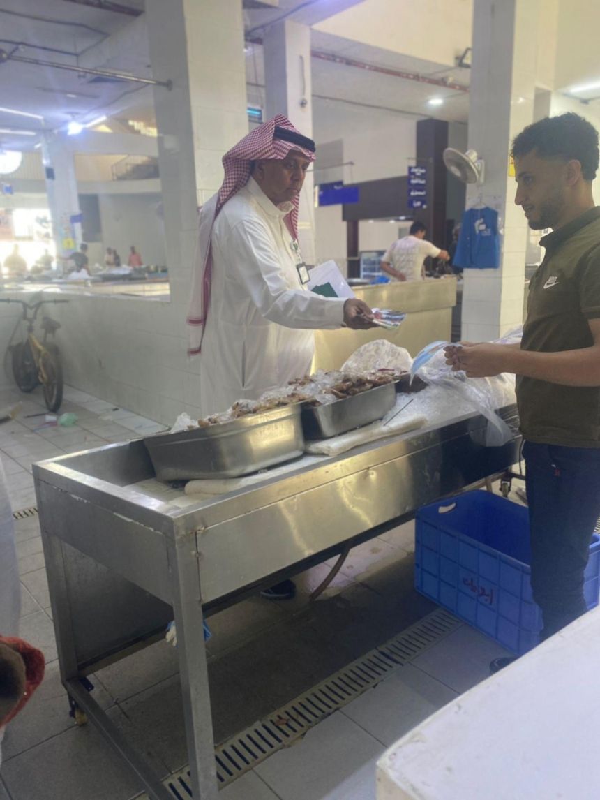جولات رقابية لـ"بيئة مكة" ترصد مخالفات سوق السمك المركزي بثول