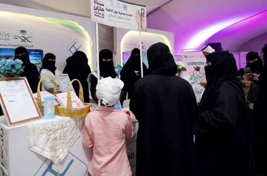 صور.. أركان توعوية طبية وفنية في المخيم الصحي بـ"شتاء جازان"