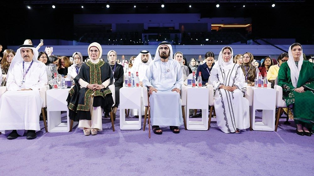 محمد بن راشد: تمكين المرأة وتحفيز مشاركتها في مسيرة التنمية