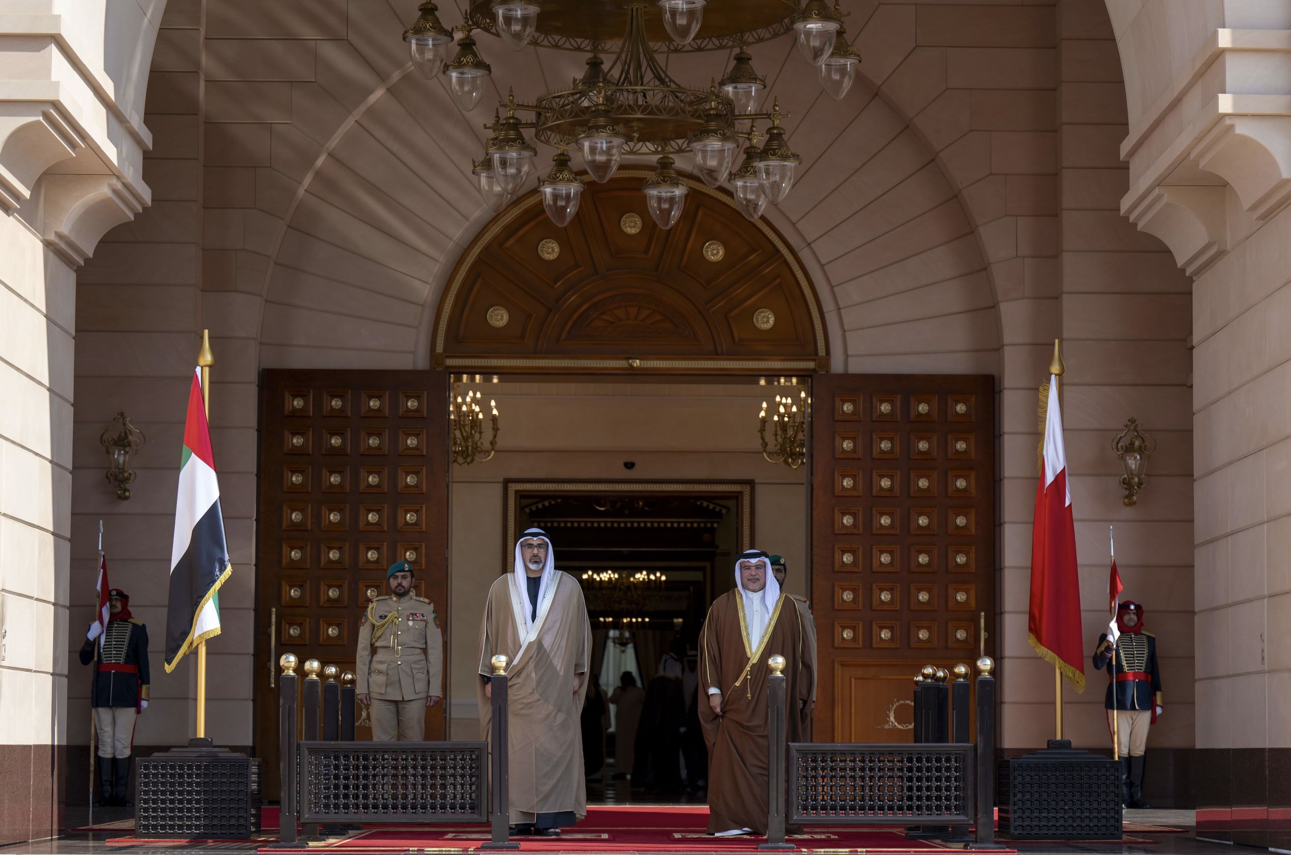 الامارات | جرت له مراسم استقبال رسمية.. ولي عهد أبوظبي يصل إلى قصر القضيبية في المنامة