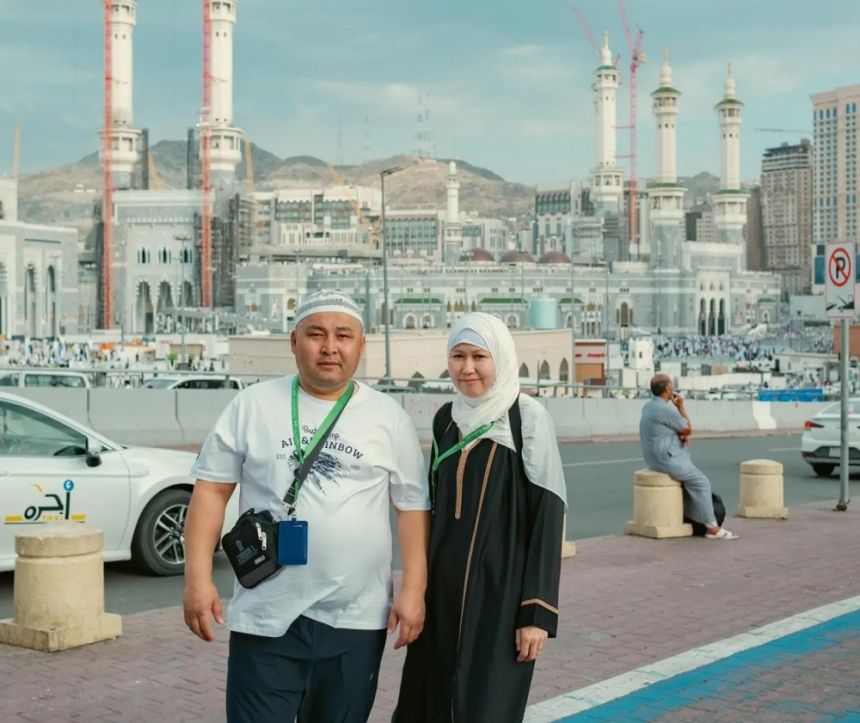 أجواء روحانية.. ضيوف خادم الحرمين يصلون الجمعة بالمسجد الحرام