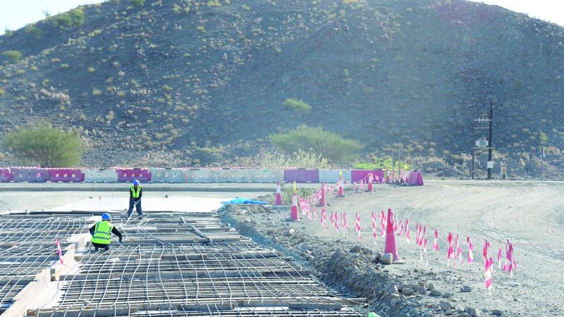 الامارات | استبدال الفولاذ بـ «البوليمر» المقوّى بألياف البازلت في طرق الفجيرة