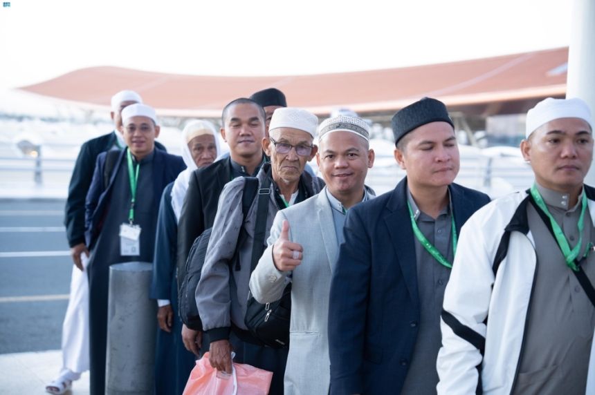 بعد أداء المناسك.. توديع طلائع الدفعة الأولى من ضيوف برنامج العمرة