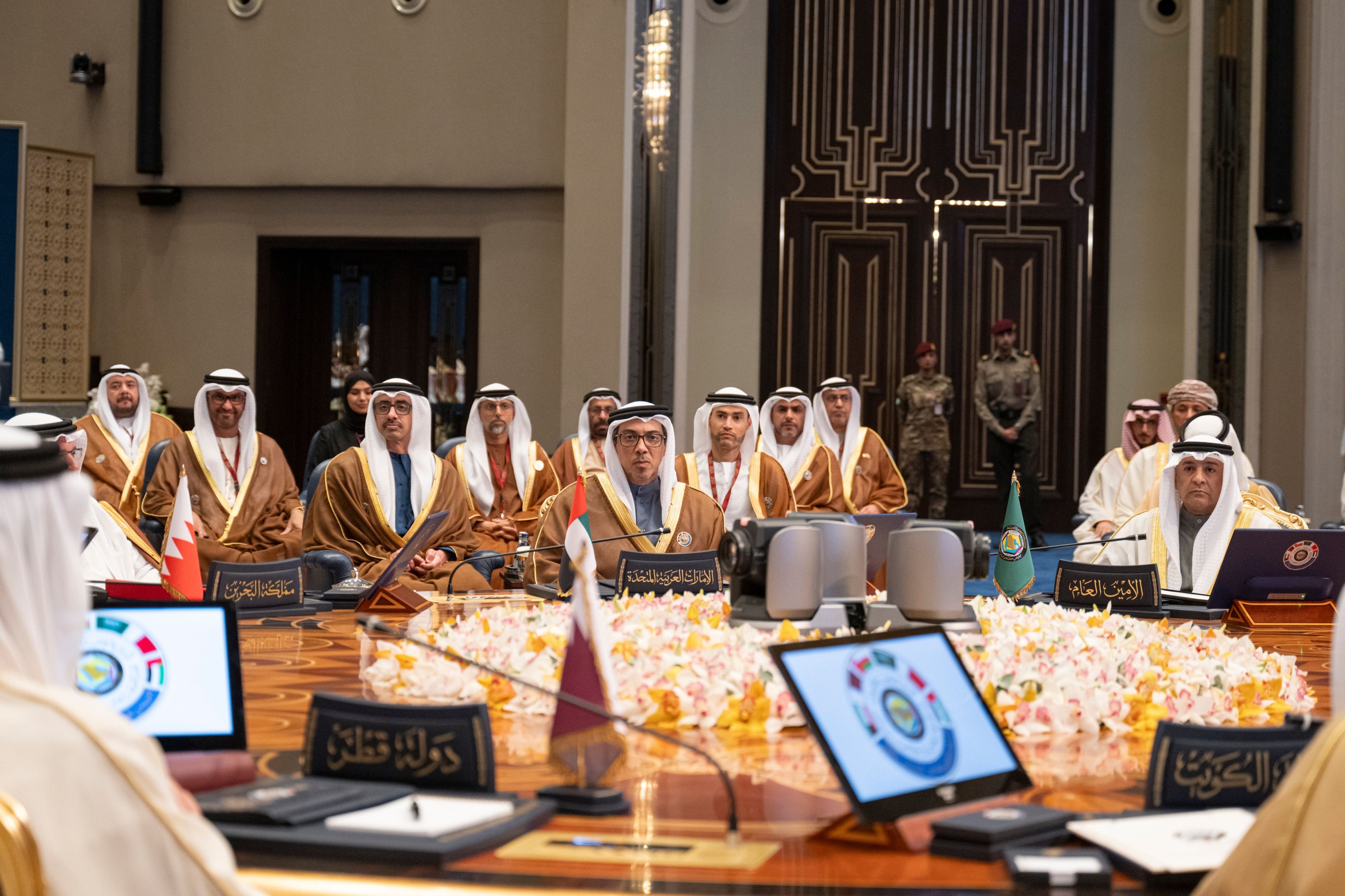الامارات | منصور بن زايد يرأس وفد الإمارات في قمة قادة التعاون الـ 45 التي افتتحها اليوم أمير الكويت