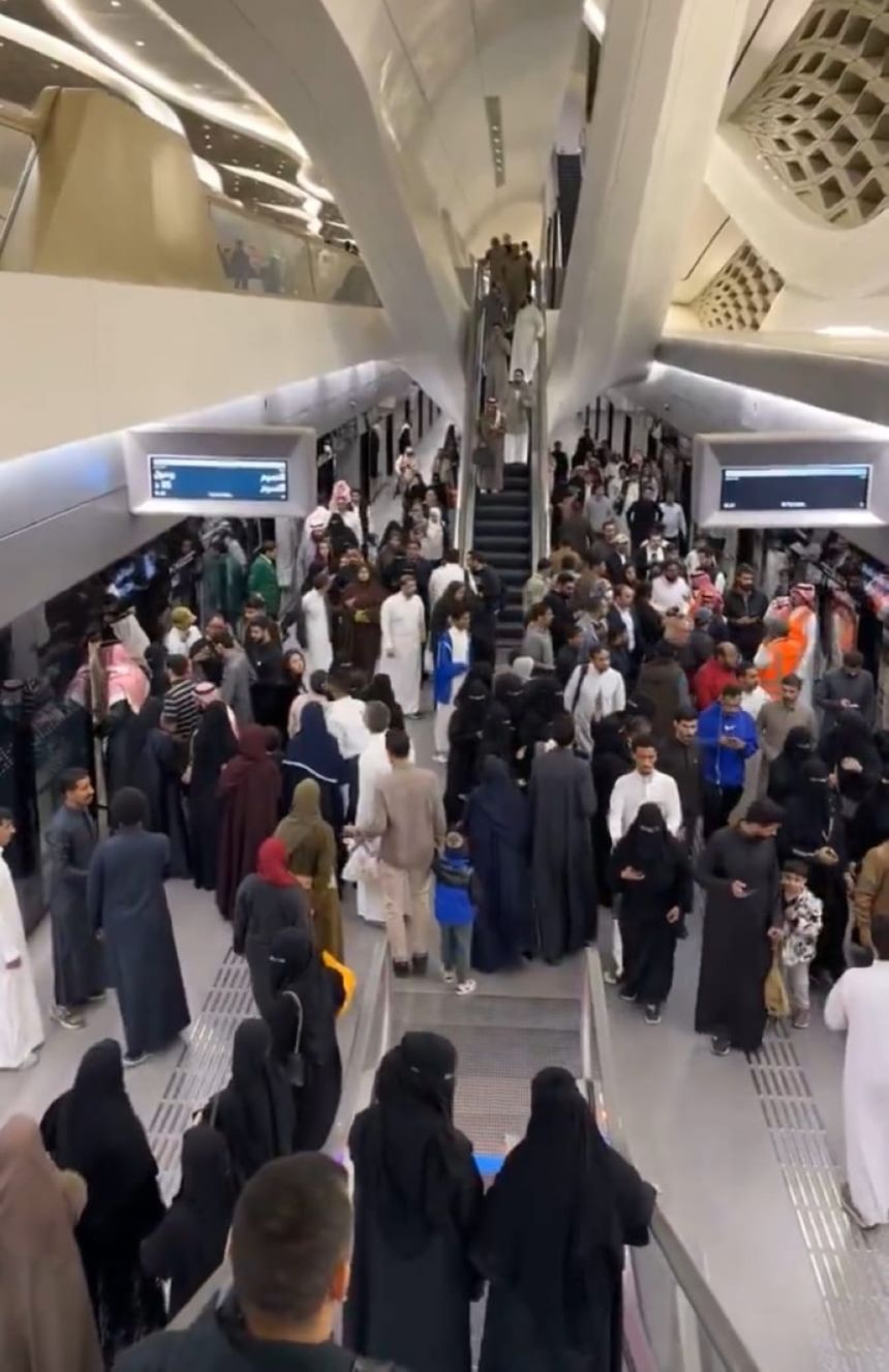 مترو الرياض.. السكان يتوافدون على محطة "كافد"