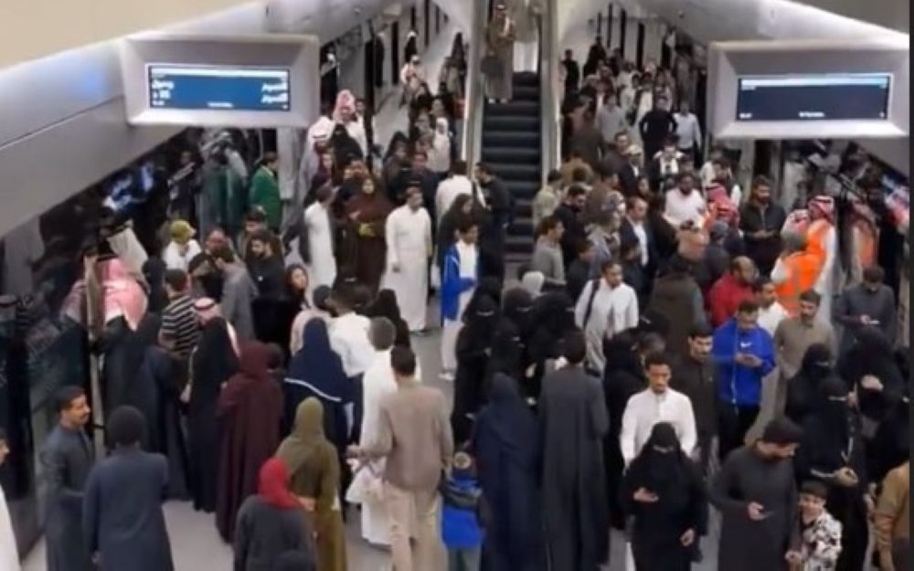 مترو الرياض.. السكان يتوافدون على محطة "كافد"