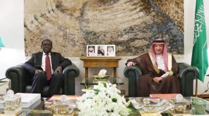 صور.. نائب وزير الخارجية يستعرض العلاقات مع عدد من المسؤولين