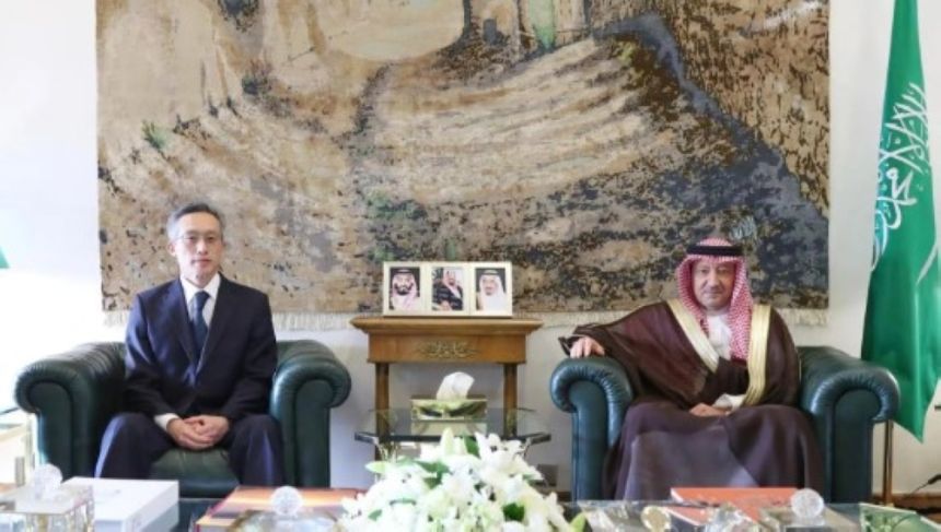 صور.. نائب وزير الخارجية يستعرض العلاقات مع عدد من المسؤولين