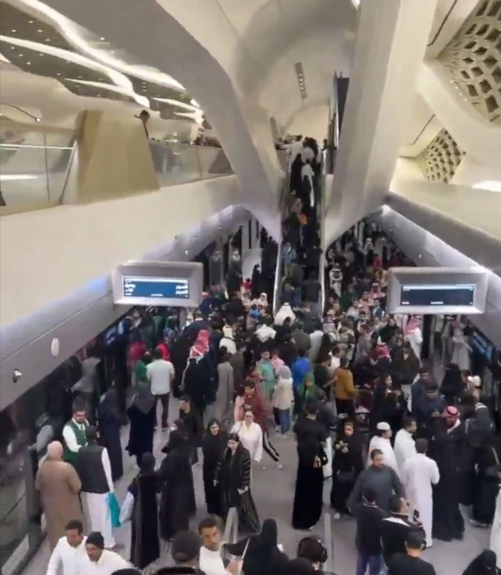 لليوم الثاني.. إقبال كثيف على محطة "كافد" بمترو الرياض
