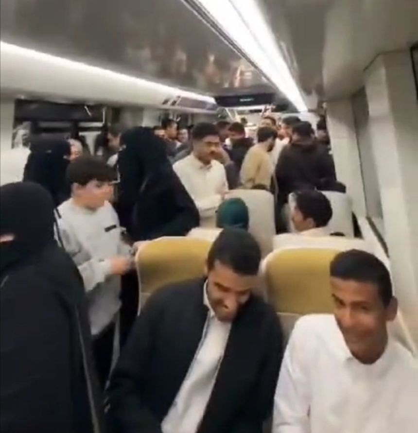 حفاوة وسرعة.. "اليوم" ترصد انطباعات الركاب عن "مترو الرياض"