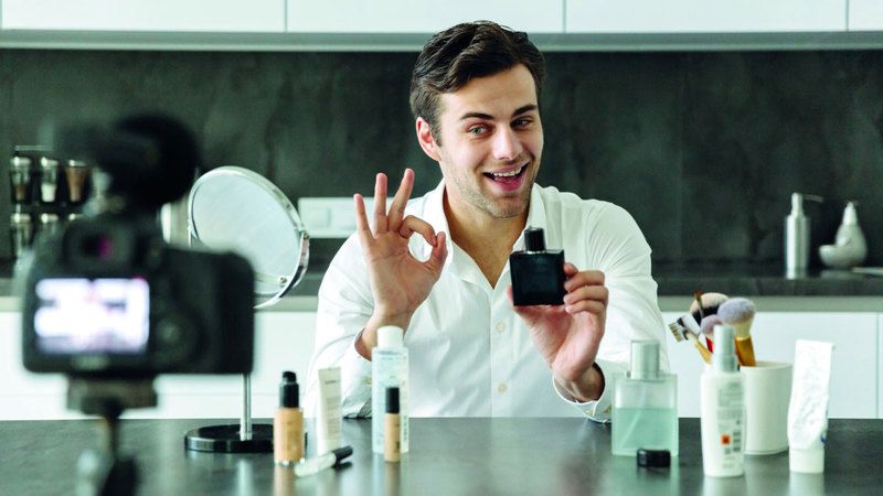 الامارات | عطور وخلطات شعر على «مواقع التواصل»..  رداء جذاب مجهول المكونات