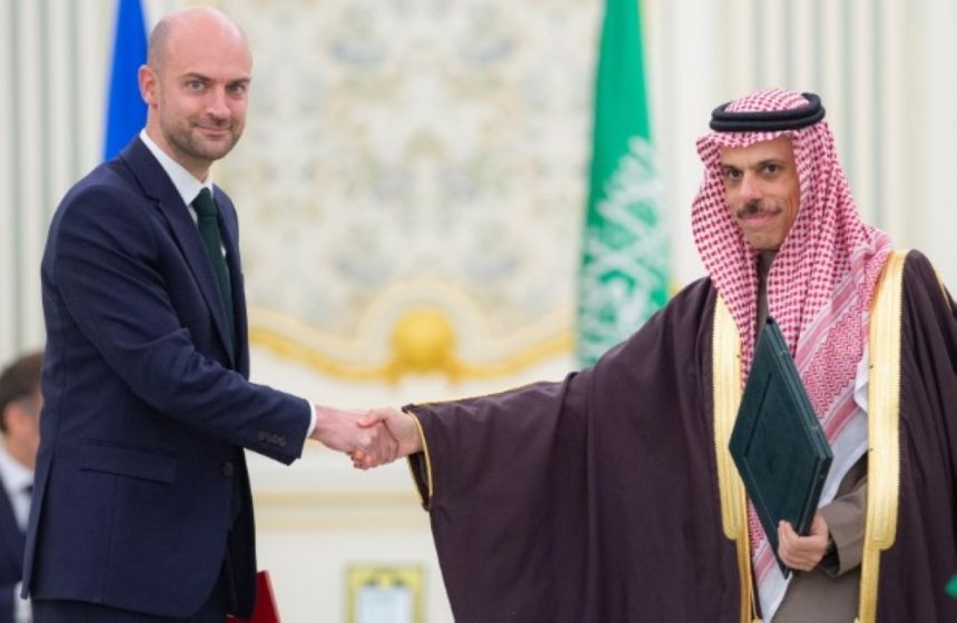 ولي العهد ورئيس فرنسا يشهدان توقيع مذكرة مجلس الشراكة الاستراتيجي