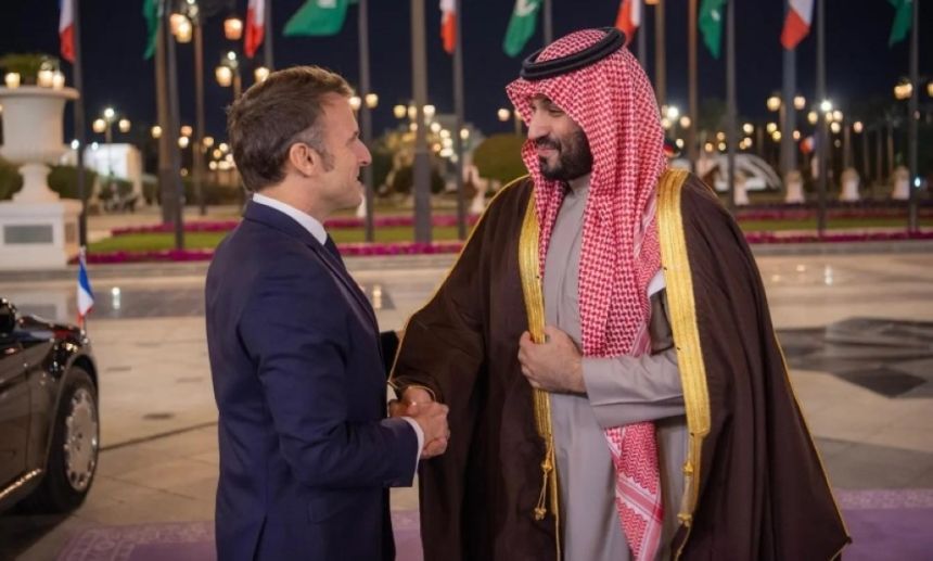ولي العهد ورئيس فرنسا يشهدان توقيع مذكرة مجلس الشراكة الاستراتيجي