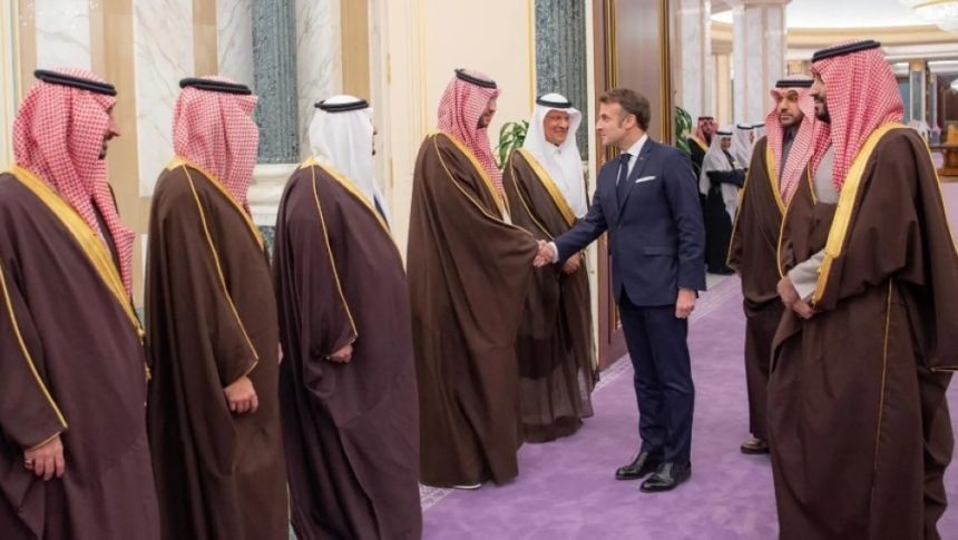 ولي العهد ورئيس فرنسا يشهدان توقيع مذكرة مجلس الشراكة الاستراتيجي