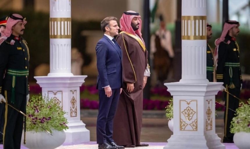 ولي العهد ورئيس فرنسا يشهدان توقيع مذكرة مجلس الشراكة الاستراتيجي