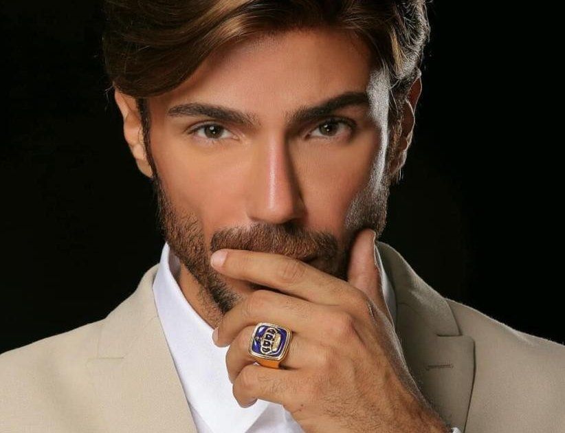 شادي شامل يعزف أغنية "رصيف نمرة خمسة" على العود ويبدع في أدائه -بالفيديو