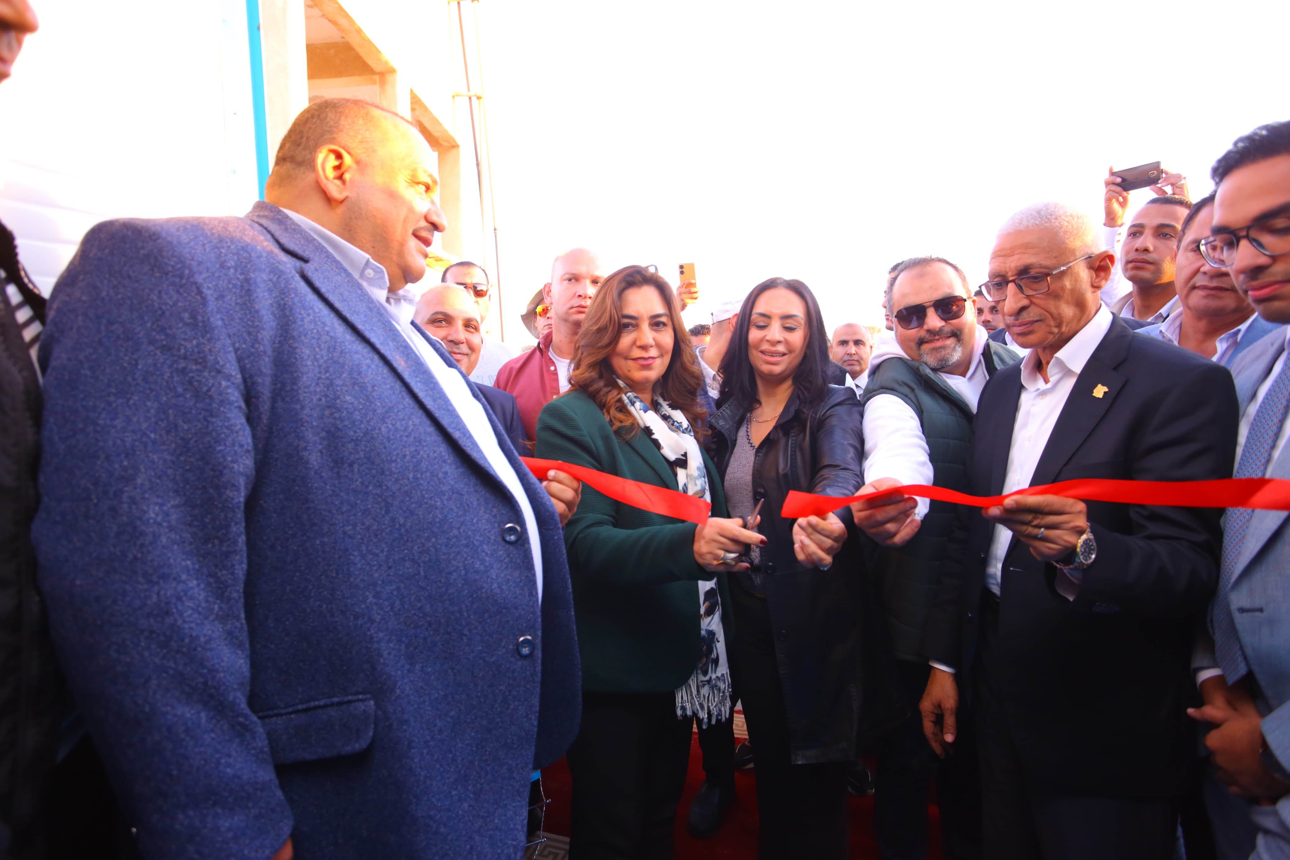 وزيرتا التضامن والتنمية المحلية يفتتحون محطة تحلية المياه بالشيخ زويد