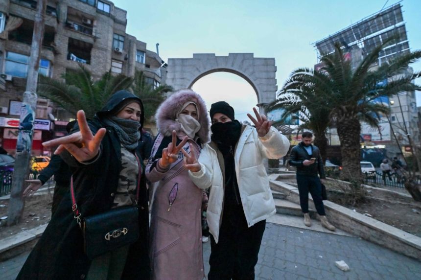 "الجولاني" يدعو الفصائل إلى عدم الاقتراب من المؤسسات العامة في دمشق