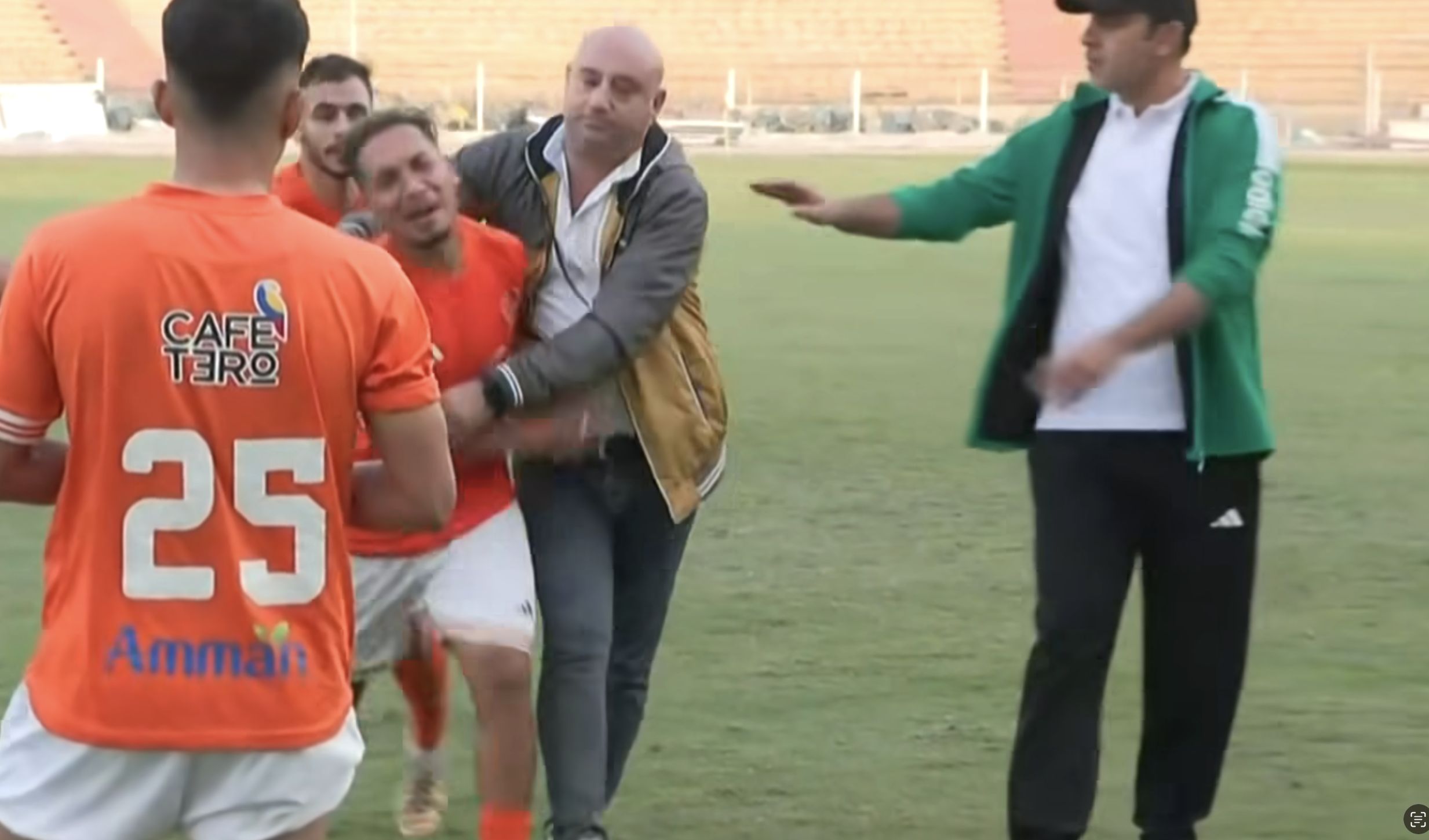 الامارات | دوري الدرجة الثانية المصري: لاعب المنصورة يحاول الاعتداء على مدربه ثم يعلن الاعتزال