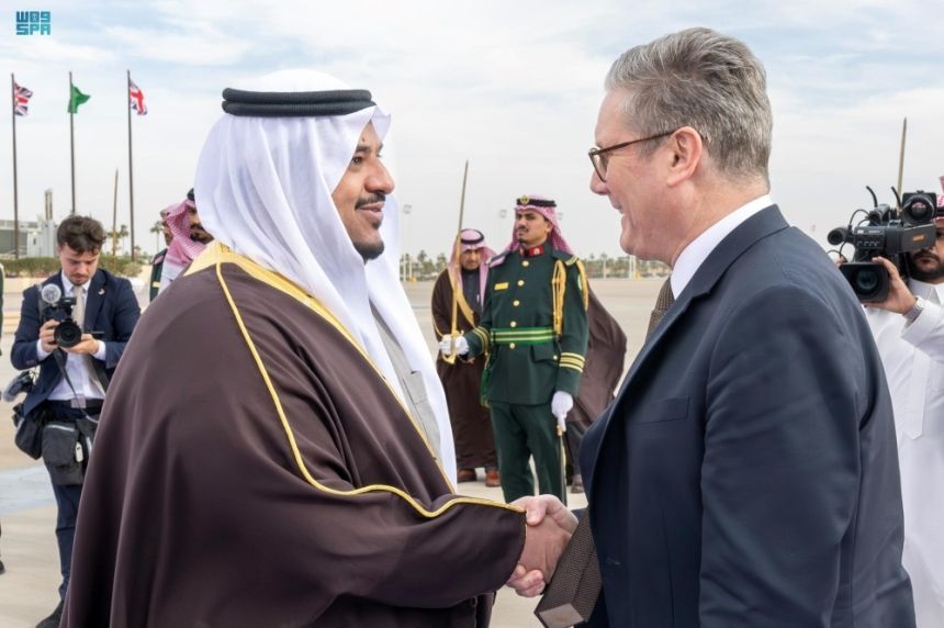 صور | رئيس الوزراء البريطاني يصل الرياض