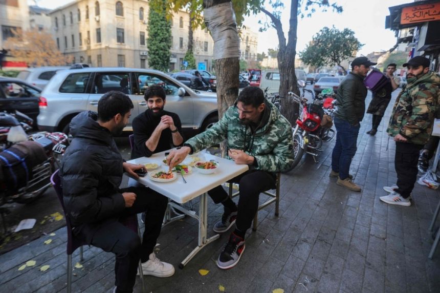 عودة الحياة إلى سوريا.. حركة في أسواق دمشق بعد الانتشار الأمني