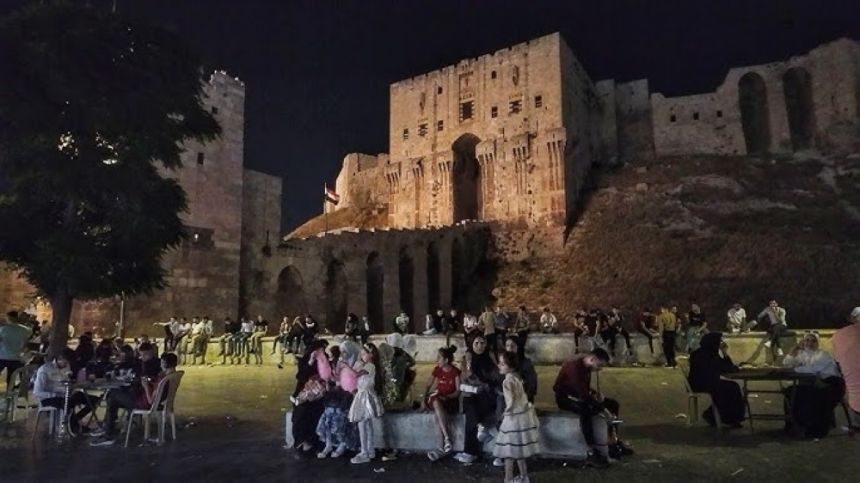 الحياة تدب في الشوارع.. سكان حلب بين احتفالات النصر وهموم المعيشة