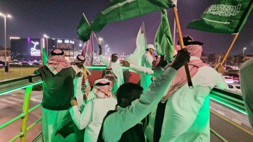 فرحة عارمة.. المواطنون والمقيمون يعبرون عن سعادتهم باستضافة المملكة لكأس العالم