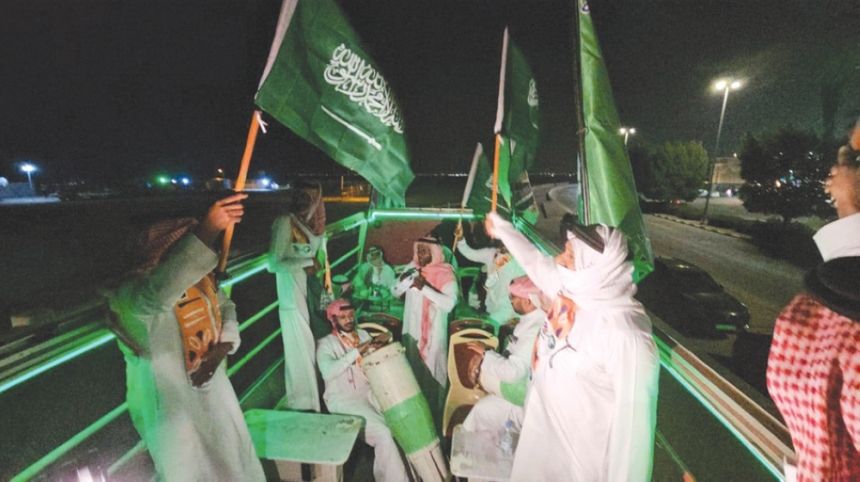 فرحة عارمة.. المواطنون والمقيمون يعبرون عن سعادتهم باستضافة المملكة لكأس العالم