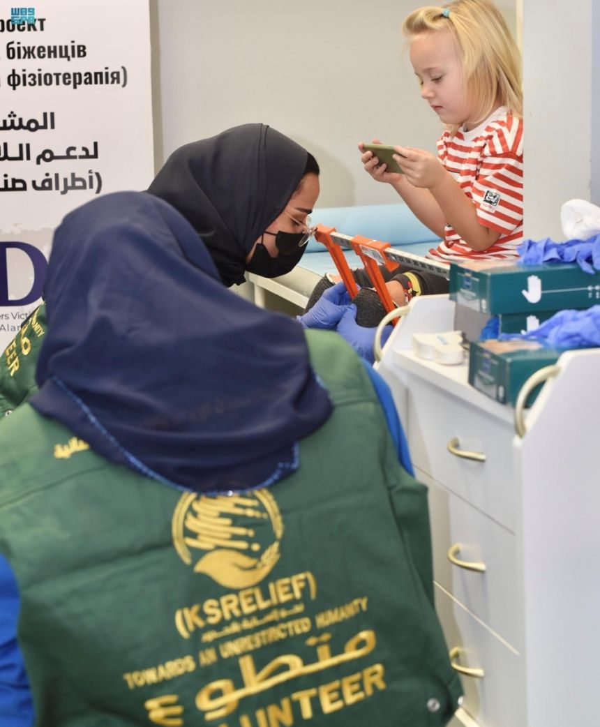 في 4 دول.. مركز الملك سلمان ينفذ مشروعات صحية ويوزع سلال غذائية