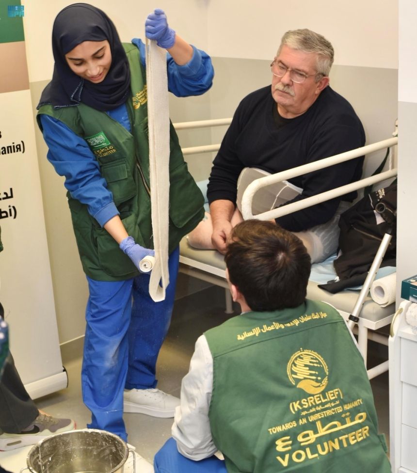 في 4 دول.. مركز الملك سلمان ينفذ مشروعات صحية ويوزع سلال غذائية